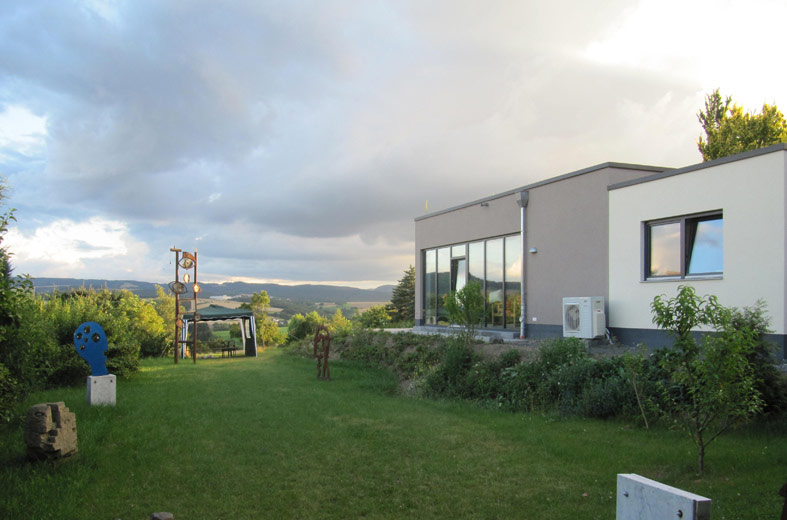 Kunstpavillon-mit-Skulpturen-Garten3